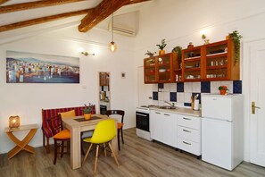 Fridge, cookware/dishes/utensils