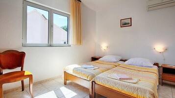 1 soverom, strykejern/-brett, internettilgang og sengetøy