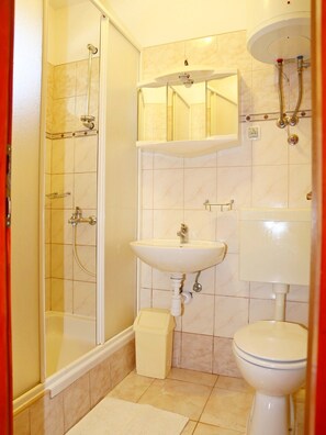 Regadera y amenidades de baño gratuitas 