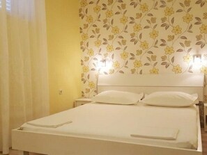 1 bedroom, iron/ironing board, internet, bed sheets - Apartments Ivica, (8200), Makarska, hr (Makarska)
