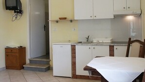 Fridge, cookware/dishes/utensils - Apartments Nika, (14470), Umag, hr (Umag)