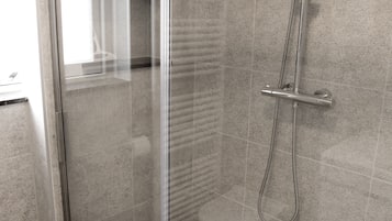 Een bad/douchecombinatie, een haardroger
