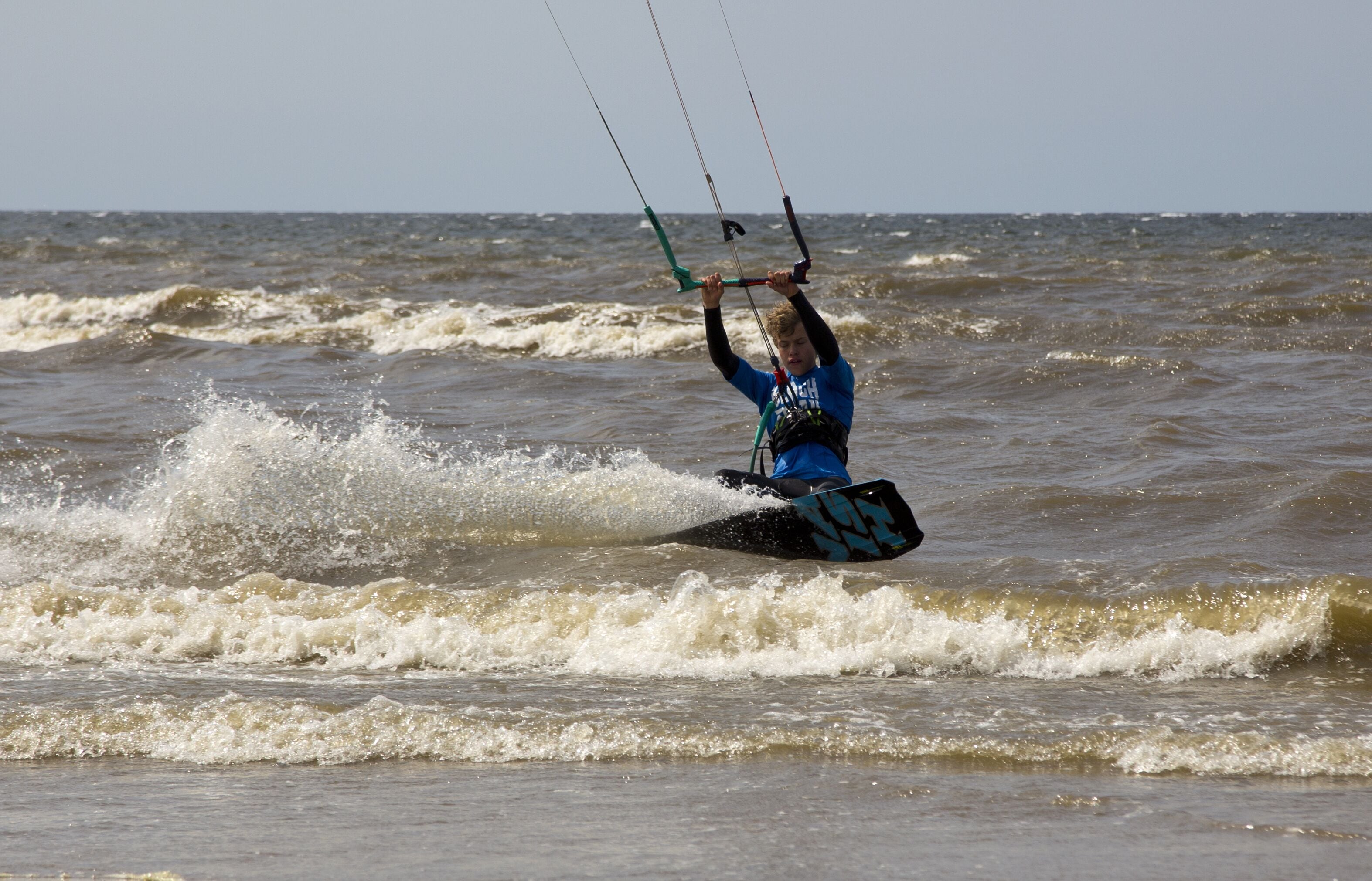 Una persona che pratica windsurf sull'oceano.