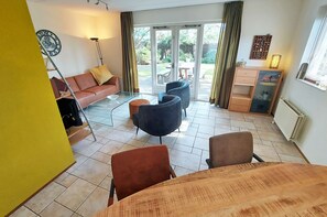 TV, books, music library, stereo