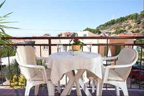 Outdoor dining - Apartments Anesa, (13863), Podgora, hr (Podgora)