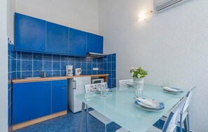 Kylskåp, mikrovågsugn och grytor/köksredskap