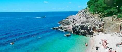 Una spiaggia nelle vicinanze