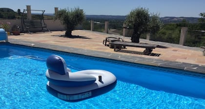 Villa de luxe au sommet d'une colline avec piscine chauffée, bar, salle de gym / piscine et WIFI.