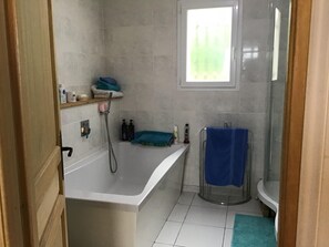 Haartrockner, Handtücher, Seife, Shampoo