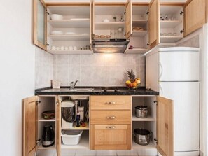 Frigorífic, microones i utensilis de cuina, vaixella i coberteria