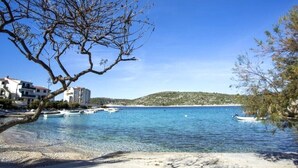 På stranden