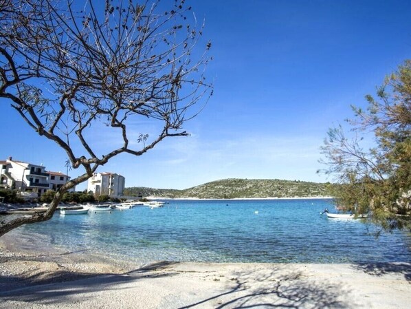 På stranden