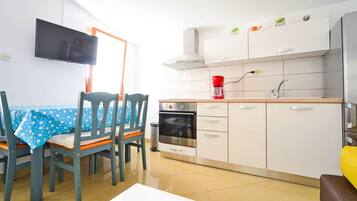 Fridge, oven, cookware/dishes/utensils