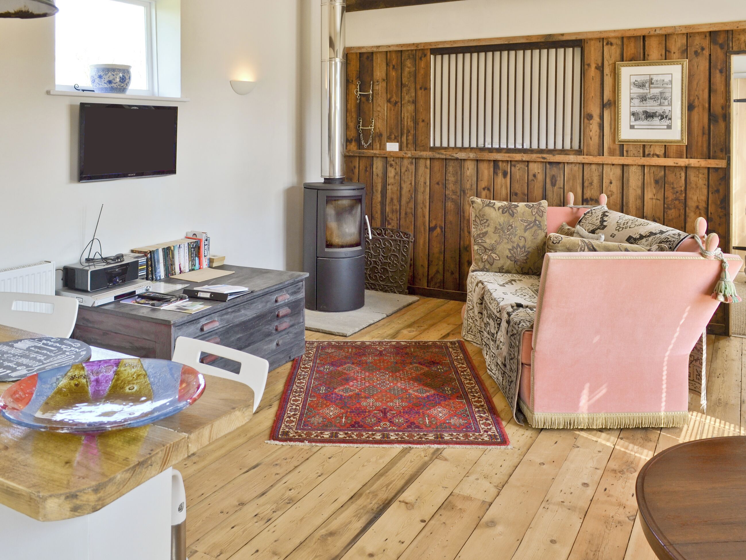 TV, fireplace