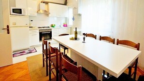Fridge, microwave, toaster, cookware/dishes/utensils - Apartments Viktorija, (15748), Pula, hr (Pula)