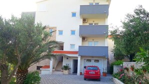 Exterior - Apartments Velimir, (13847), Makarska, hr (Makarska)