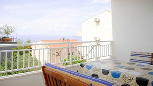 Outdoor dining - Apartments Velimir, (13847), Makarska, hr (Makarska)