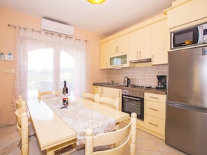 Fridge, microwave, dishwasher, cookware/dishes/utensils - Apartments Danijel, (15701), Lopar, hr (Lopar)
