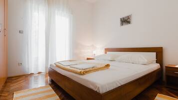 2 bedrooms, internet, bed sheets