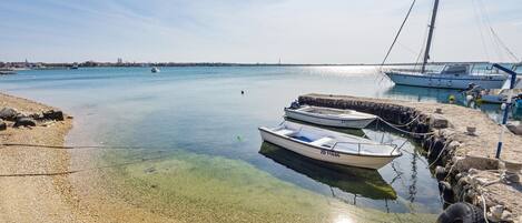 Una spiaggia nelle vicinanze
