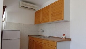 Fridge, cookware/dishes/utensils - Apartments Marija, (13398), Vir, hr (Vir)