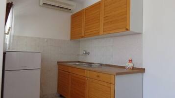 Fridge, cookware/dishes/utensils