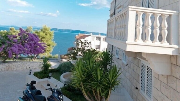 Unclassified image, 1 of 21, button