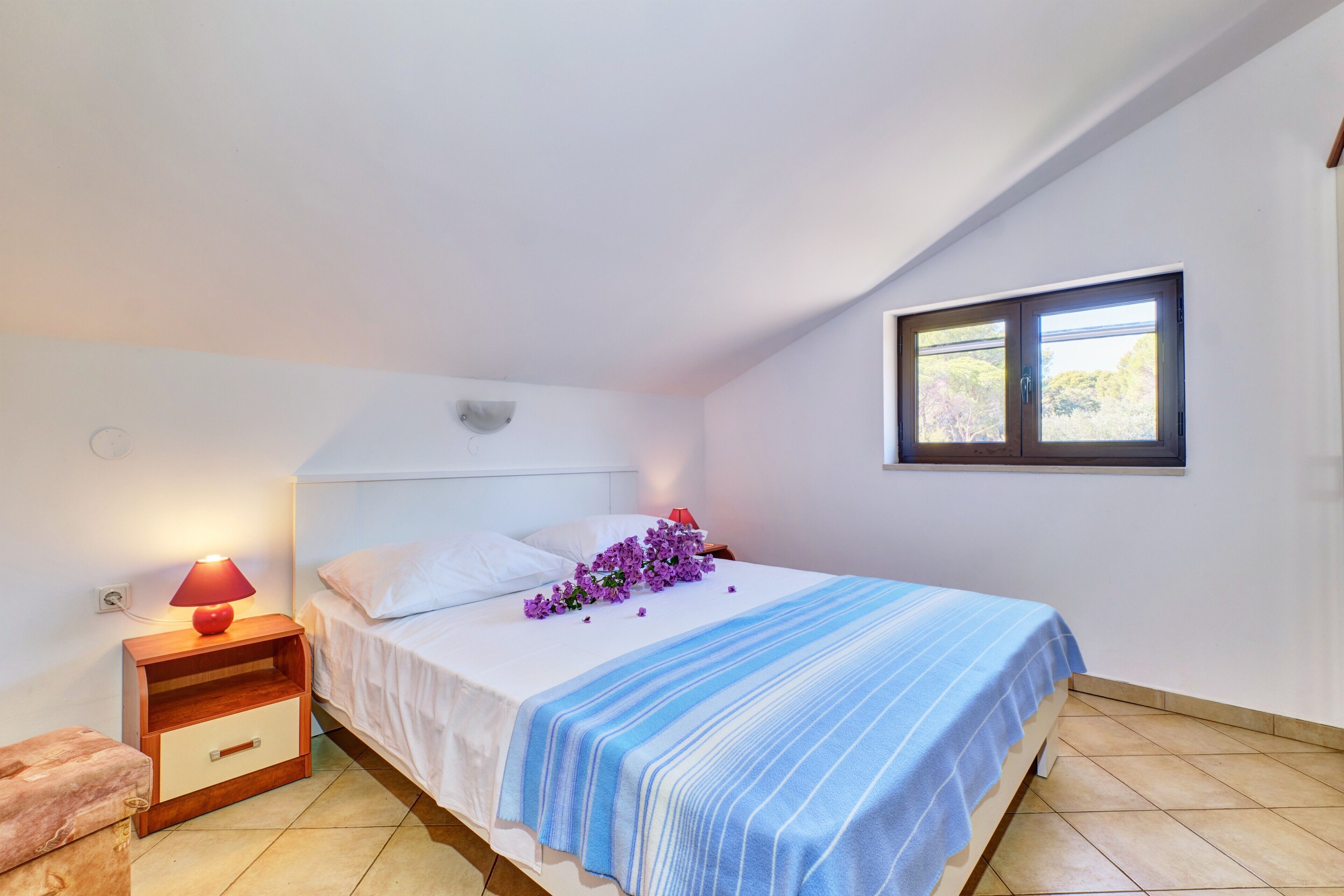 1 quarto, acesso à internet, roupa de cama