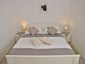 1 bedroom, Internet, bed sheets - Apartments Stefi, (14506), Njivice, hr (Njivice)