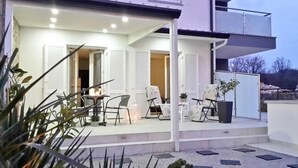 Outdoor dining - Apartments Stefi, (14506), Njivice, hr (Njivice)