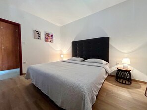 1 bedroom, bed sheets