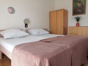 2 bedrooms, internet, bed sheets