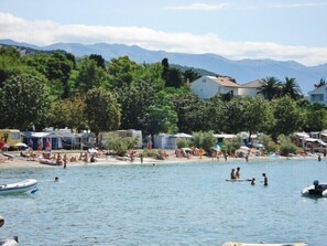 بالقرب من الشاطئ