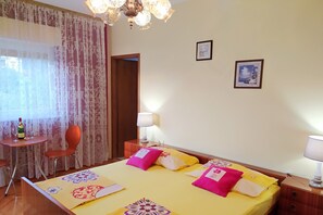 1 bedroom, iron/ironing board, internet, bed sheets - Apartments Frane, (13687), Vinišce, hr (Vinišce)