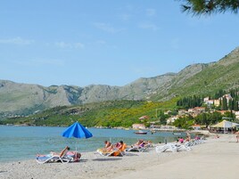 Una playa cerca