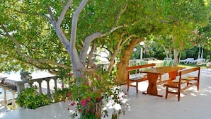 Outdoor dining - Apartments and rooms Bruna, (8236), Rab, hr (Supetarska Draga)
