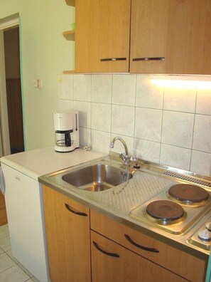 Fridge, oven, dishwasher, cookware/dishes/utensils - Apartments and rooms Bruna, (8236), Rab, hr (Supetarska Draga)