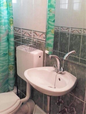 Shower - Apartments Jela, (15070), Makarska, hr (Makarska)