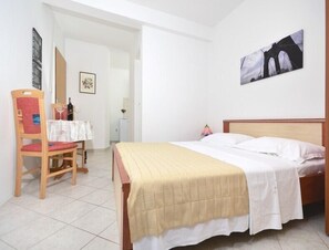 1 bedroom, Internet, bed sheets - Apartments Marta, (11026), Baška Voda, hr (Baška Voda)