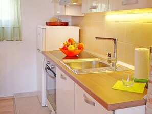 Refrigerador, microondas, tostadora y utensilios de cocina 