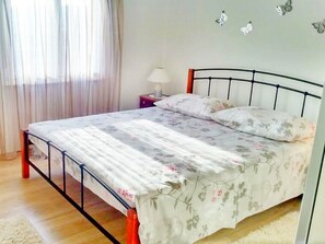 4 quartos, ferros/tábuas de passar roupa, acesso à internet