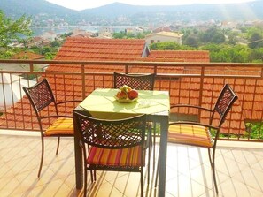 Outdoor dining - Holiday home Jadranka, (15269), Vinišće, hr (Vinišće)