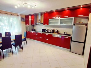 Réfrigérateur, micro-ondes, lave-vaisselle, grille-pain