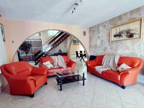 Televisión, chimenea y reproductor de DVD 