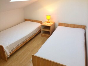 1 dormitorio, tabla de planchar con plancha, Internet y ropa de cama