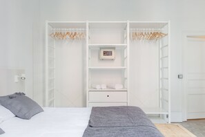 3 bedrooms, in-room safe, desk, iron/ironing board - Spacious, very bright and centrally located apartment with AC and fiber optic Wifi (Barcelona)