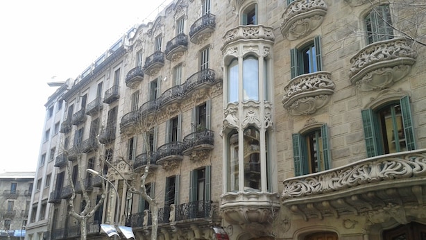 A row of historic buildings with ornate balconies and green shutters. - Spacious, very bright and centrally located apartment with AC and fiber optic Wifi (Barcelona)