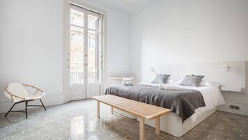 3 makuuhuonetta, tallelokero huoneessa, työpöytä, silitysrauta/-lauta