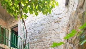 Property grounds - Holiday home Nela, (15671), Kaštel Stari, hr (Kaštel Stari)