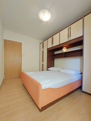 2 bedrooms, iron/ironing board, internet, bed sheets